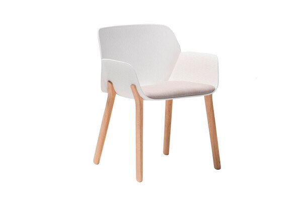 Andreu World Nuez houten vierpoot stoel