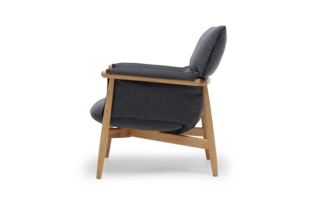 Carl Hansen Embrace Lounge Chair E015 zijkant