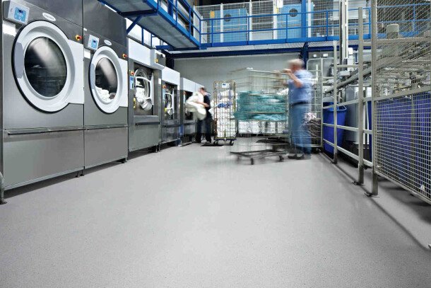 Forbo Step Safestep R11 antislip vinyl vloer fabrieksruimte