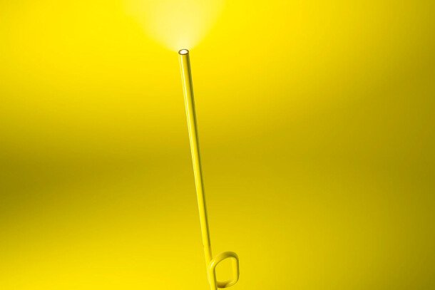 Foscarini Tobia staande lamp geel aan