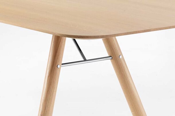 Girsberger Akio houten tafel chroom verbindstuk