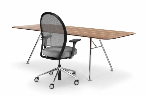 Girsberger Marva bureaustoel netweave aan werkplek