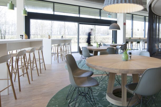 Inrichting restaurant en vergaderruimte Westerstaete met restaurantmeubilair