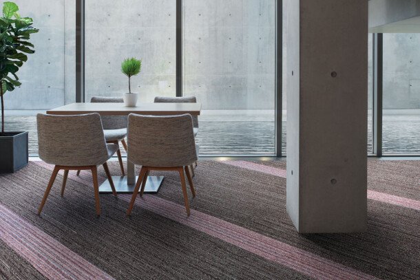 Interface World Woven W 880 tapijtstrook skinny planks sfeerfoto