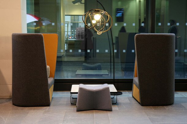 Naughtone Busby fauteuil in lobby