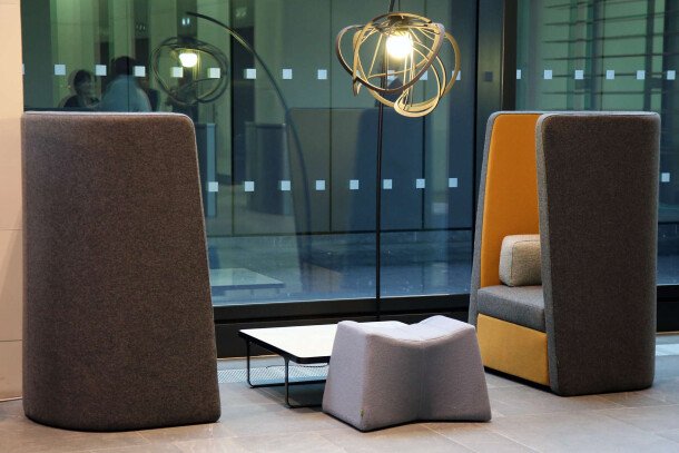 Naughtone Busby fauteuil in lobby