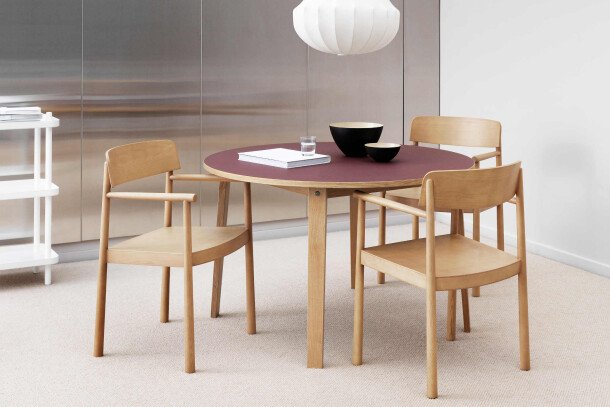 Normann Copenhagen Timb houten stoelen aan tafel