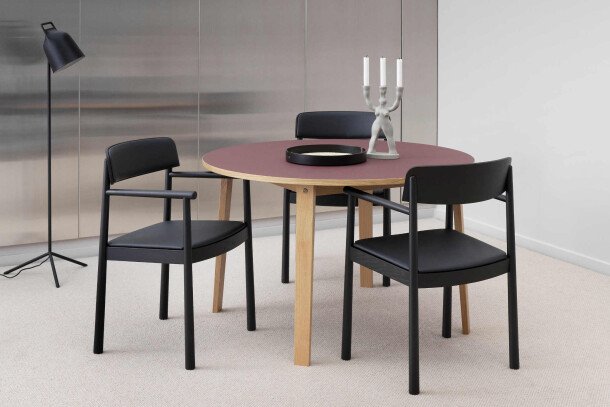 Normann Copenhagen Timb zwarte stoelen aan tafel