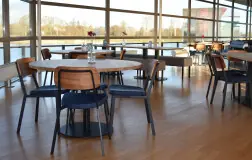 Sportbedrijf Rotterdam Willem Alexanderbaan inrichting kantine stoelen