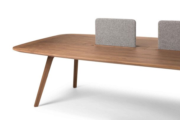 True Design Wing lange houten tafel met schermen