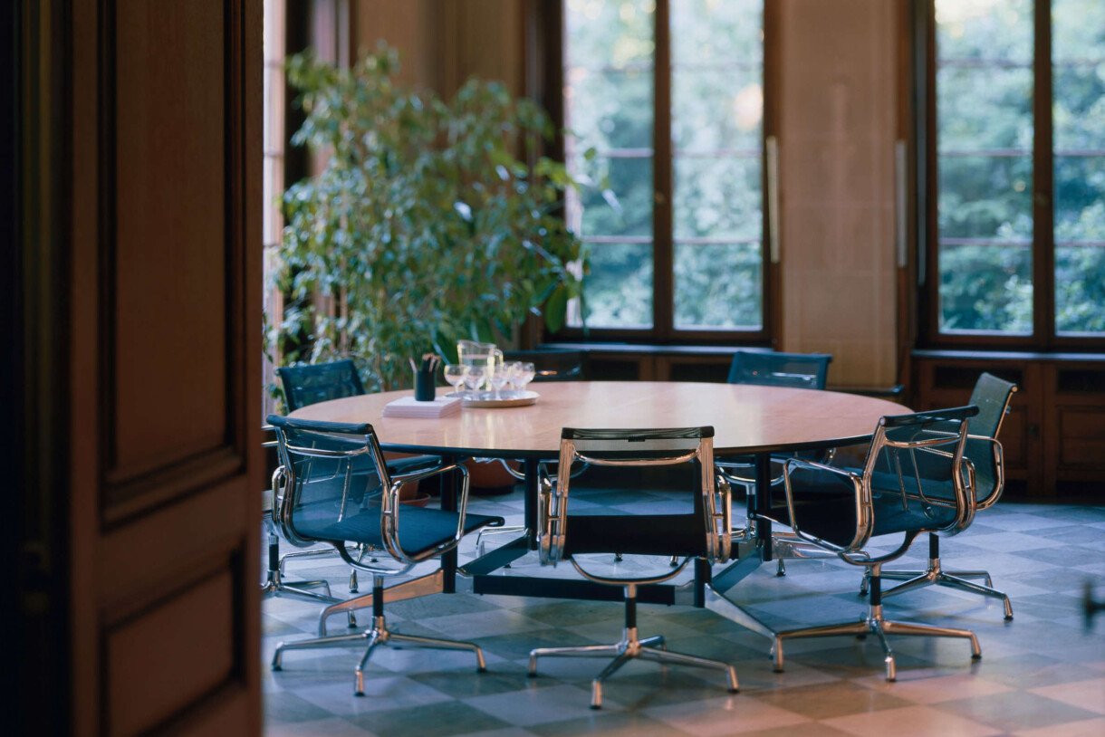 Eames Segmented Rundt Vitra Eames Segmented Tables (B2B) - De Projectinrichter